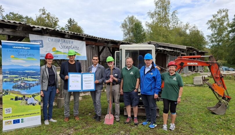 Vor der maroden Verladehalle des Torfbahnhofs Rottau (von links): Irene Biebl-Daiber, Herbert Strauch, Stephan Bieber, Burkhard Dickehut, Rainer Stark, Martin Grambow und Brigitte Stark.