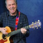 1: Günther Sigl mit Gitarre und Lächeln
