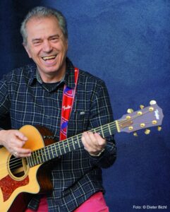 1: Günther Sigl mit Gitarre und Lächeln