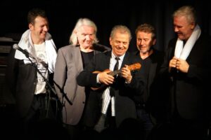 3: Günther Sigl und die Band auf der Bühne