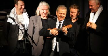 3: Günther Sigl und die Band auf der Bühne