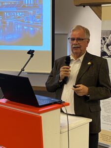 Vortrag zum modularen Energieversorgungssystem, Präsentation inklusive Folie.