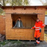 Ausgebesserte Holzbude des Weihnachtsmarkts, bereit für den Aufbau auf dem Rathausplatz.