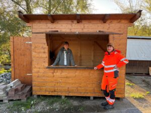 Ausgebesserte Holzbude des Weihnachtsmarkts, bereit für den Aufbau auf dem Rathausplatz.
