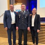 Der neu gewählte Kreisbrandrat mit zwei weiteren Anwesenden.