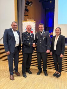 Gratulation nach der Neuwahl des Kreisbrandrates.