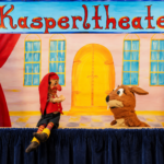 Kasperl und ein Tiercharakter auf der Bühne des Kasperltheaters.