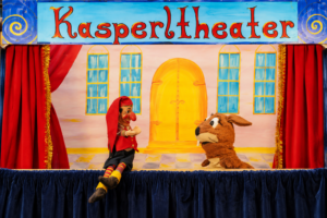 Kasperl und ein Tiercharakter auf der Bühne des Kasperltheaters.