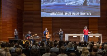 Ensemble von „Klang der Demokratie“ während einer Aufführung vor Publikum