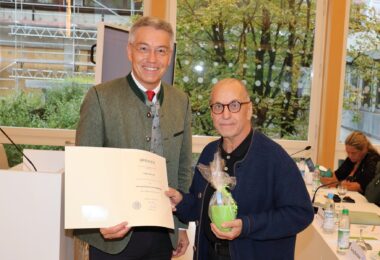 Landrat Otto Lederer überreicht Karl Aß die Ernennungsurkunde