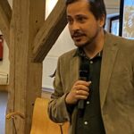 Referent spricht über Forschung an biohybriden Systemen für Honigbienen.