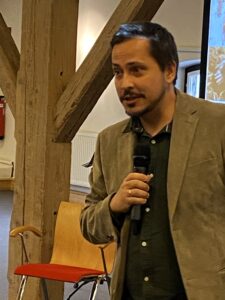 Referent spricht über Forschung an biohybriden Systemen für Honigbienen.