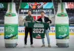 Vertreter der Starbulls und der Molkerei präsentieren ein Trikot mit der Jahreszahl 2027