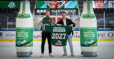 Vertreter der Starbulls und der Molkerei präsentieren ein Trikot mit der Jahreszahl 2027