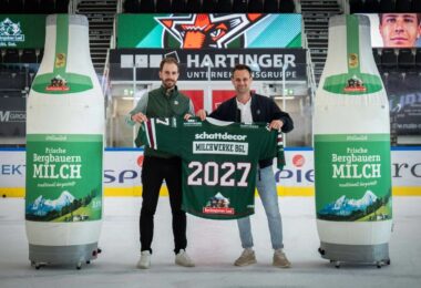 Vertreter der Starbulls und der Molkerei präsentieren ein Trikot mit der Jahreszahl 2027