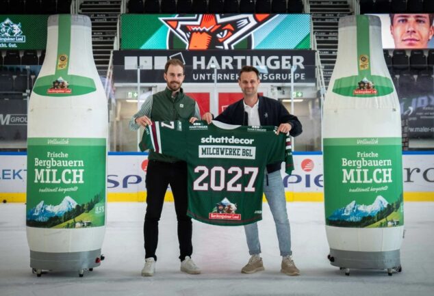 Vertreter der Starbulls und der Molkerei präsentieren ein Trikot mit der Jahreszahl 2027