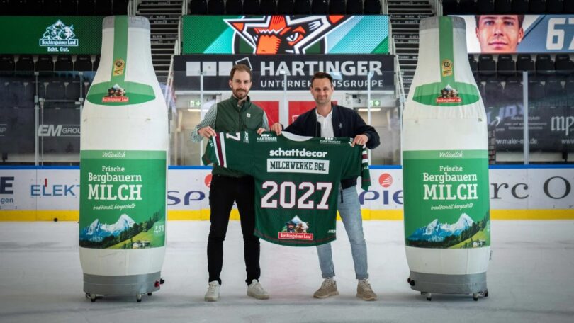 Vertreter der Starbulls und der Molkerei präsentieren ein Trikot mit der Jahreszahl 2027