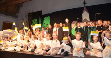 Die Basilika-Singschule Scheyern bringt die Geschichte des Klosters mit Musik, Tanz und Schauspiel auf die Bühne.