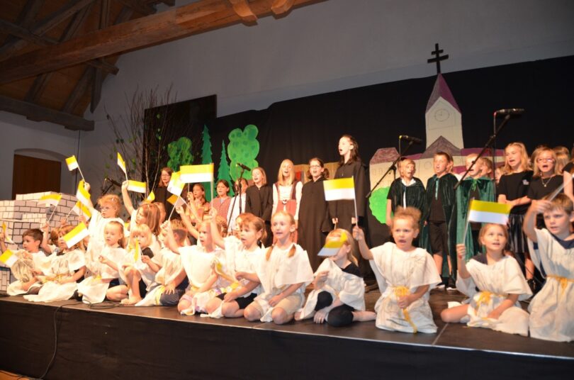 Die Basilika-Singschule Scheyern bringt die Geschichte des Klosters mit Musik, Tanz und Schauspiel auf die Bühne.