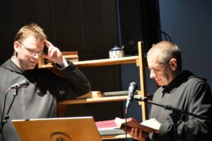 Frater Joachim Zierer und Pater Wolfgang Hubert haben gemeinsam mit Martin Seidl das Bühnenstück zur Geschichte des Klosters Scheyern entwickelt.