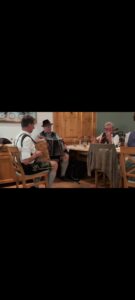 Musikanten unterhielten die Trachtler beim Abendessen