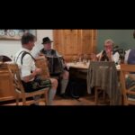 Musikanten unterhielten die Trachtler beim Abendessen