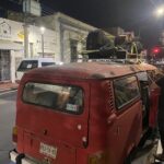 Ein alter VW-Bus aus dem Jahr 1968, beladen mit mehreren Kontrabässen.