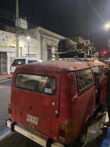 Ein alter VW-Bus aus dem Jahr 1968, beladen mit mehreren Kontrabässen.