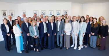 Arbeitsministerin Ulrike Scharf mit den neu gewählten Mitgliedern des Landesausschusses für Berufsbildung