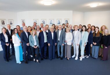 Arbeitsministerin Ulrike Scharf mit den neu gewählten Mitgliedern des Landesausschusses für Berufsbildung