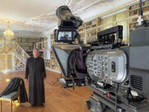 Dreharbeiten mit Pater Lukas Wirth OSB in der Klosterbibliothek Scheyern
