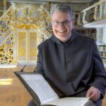 Pater Lukas Wirth OSB in der Klosterbibliothek Scheyern