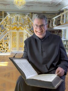 Pater Lukas Wirth OSB in der Klosterbibliothek Scheyern