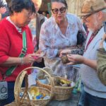 Till R. Lohmeyer untersucht Pilzfunde gemeinsam mit Besuchern, darunter Kerstin Schlessmann aus Rimsting