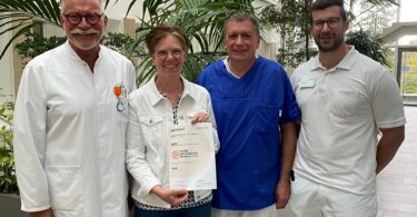 v.l.n.r.: Chefarzt Dr. Oliver Benetka, Oberärztin Dr. Inge Hugenberg, Pflegefachkraft Andreas Konrad und Oberarzt Dr. Kevin Lehnert freuen sich über die erneute Zertifizierung.