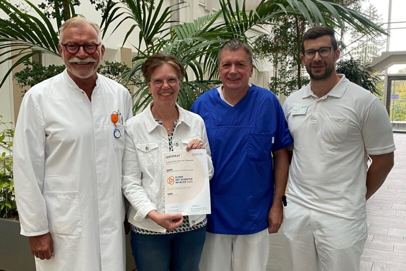 v.l.n.r.: Chefarzt Dr. Oliver Benetka, Oberärztin Dr. Inge Hugenberg, Pflegefachkraft Andreas Konrad und Oberarzt Dr. Kevin Lehnert freuen sich über die erneute Zertifizierung.