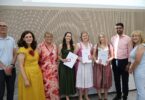 Große Freude (v.l.): Gesamtschulleiter Gunnar Leroy, Schulleiterin Amela König, Pflegedirektorin Judith Hantl-Merget, Staatspreisträgerinnen Isabella Alberer, Veronika Altendorfer und Louisa Schmid, Oberbürgermeister Abuzar Erdogan und stellvertretende Schulleiterin Sybilla Liebmann