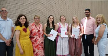Große Freude (v.l.): Gesamtschulleiter Gunnar Leroy, Schulleiterin Amela König, Pflegedirektorin Judith Hantl-Merget, Staatspreisträgerinnen Isabella Alberer, Veronika Altendorfer und Louisa Schmid, Oberbürgermeister Abuzar Erdogan und stellvertretende Schulleiterin Sybilla Liebmann