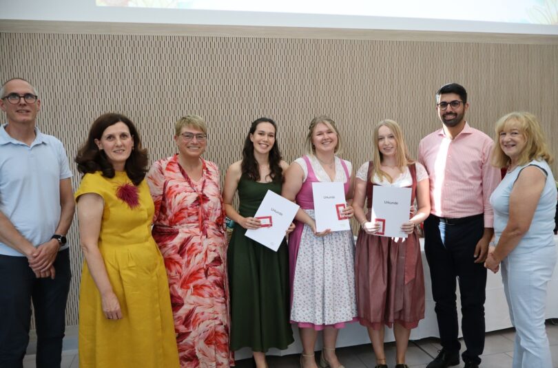 Große Freude (v.l.): Gesamtschulleiter Gunnar Leroy, Schulleiterin Amela König, Pflegedirektorin Judith Hantl-Merget, Staatspreisträgerinnen Isabella Alberer, Veronika Altendorfer und Louisa Schmid, Oberbürgermeister Abuzar Erdogan und stellvertretende Schulleiterin Sybilla Liebmann