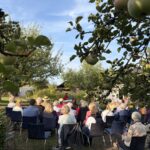 Publikum lauscht Katerina Antonova im Pfarrgarten Rimsting