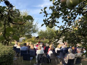 Publikum lauscht Katerina Antonova im Pfarrgarten Rimsting