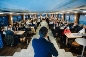 Geppert spricht an Bord der MS Seeshaupt