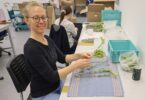 Annett Gruber vom Bezirk Oberbayern verpackt Tee in den Augustinum Werkstätten in Oberschleißheim.