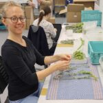 Annett Gruber vom Bezirk Oberbayern verpackt Tee in den Augustinum Werkstätten in Oberschleißheim.