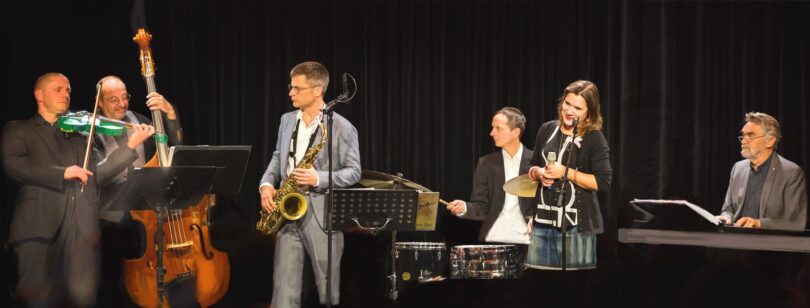 Das Sextett auf der Bühne in der Kulturmühle.