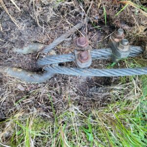 Verankerungen im Boden: Stangen und Klemmen sichern die Netze