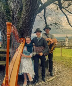 Die Geschwister Vordermayer mit Harfe, Ziach und Zither