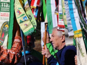 Symbolische Baumpflanzung und Ehrenurkunde beim Abschluss des Wandertags.