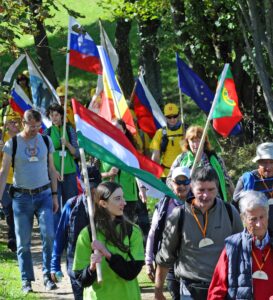 Teilnehmende des Festumzugs mit Flaggen während des gemeinsamen Weges.