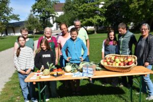 Die Mitglieder des Gartenbauvereins bringen ihre Gartenschätze